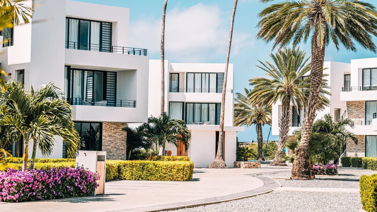 Bonaire is growing faster than the hands meant to govern it