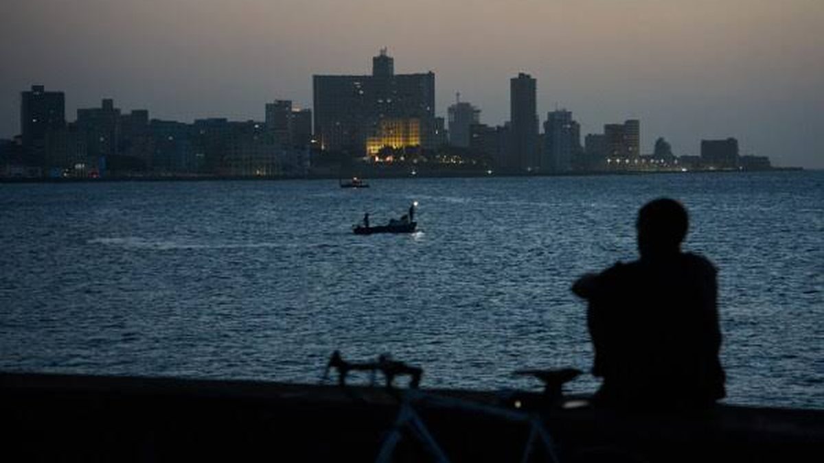 Washington Chokes Cuba's Fuel Supply as the Grid Buckles and the Peso Nears 800